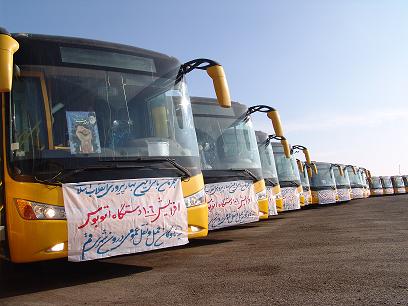 اتوبوس هایی که از سوی شهرداری قم برای آوردن ساندیست ها و مزدوران از شهرهای اطراف به درگاه خلیفه علی اختصاص داده  است