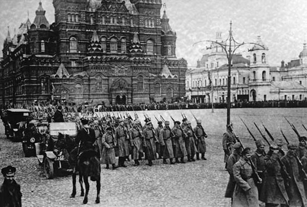 راهپیمایی نظامی بولشویک در میدان سرخ مسکو