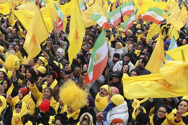 این هم تظاهرات مجاهدین است. در این گرد هم آیی، گروه و فرد دیگری دیده نمی شود.  گردهم آیی کاملاً تک روی، و نادیده گرفتن دیگر سیاستمداران، و فعالان سیاسی ایران است.