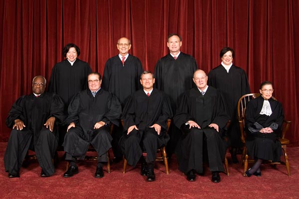 این تصویری است از دادگاه عالی آمریکا درسال ۲۰۱۰. در آمریکا قوه قضایی کاملاً از سیاست جدا و برکنار می باشد، و در آن همه گروه از هر نژاد اعم از زن یا مرد شرکت دارند.