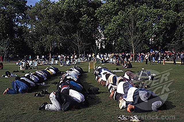 لشکر اسلام، نماز جماعت خود را در هاید پارک آغاز کرده اند. پارکی که قرار است به زودی جایگاه نماز جمعه و محل دفن اجساد شهیدان باشد.