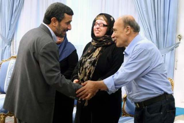 در این تصویر آقای احمدی نژاد نیز بزرگ منشی و عملکرد فرا انسانی این بانوی محترم؛ آمنه بهرامی را ستایش می کند. اگر ما در اینجا تصویر آقای احمدی را آوردیم هدفمان گفتار ایشان بود زیرا؛ «ما همیشه به دنبال آوازیم،، نه آوازه خوان.»
