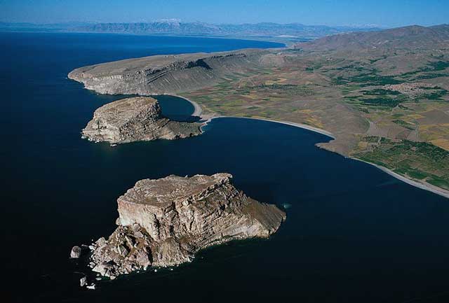 این دریاچه ارومیه در سال ۱۹۷۶ بوده است. دیگر این دریاچه وجود ندارد. زیرا آن سال ها، ما آخوند نداشتیم، ولی اکنون آخوند داریم. آخوندی که از توالت رفتن، صیغه کردن، انواع نجاسات دستور می دهد و در آن ها تخصص دارد، سویا محیط زیست، درختکاری، آبادانی، بهداشت، و آزادی بیان و گفتار مردم.