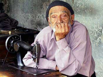 پدر پیر زحمتکش ایرانی که هیچگاه از بازنشستگی و لذت زندگی چیزی حس نکرده است و تا نفس می کشد باید کار کند تا خرج خانواده اش را بدهد، هر انسانی که یک جو شرف و مروت در ذاتش باشد با دیدن این فرتور غصه سراسر روحش را فرا میگیرد.