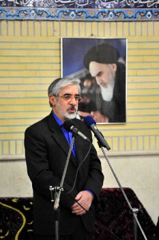 ملاحسین موسوی، عالم بزرگ اسلام، در پناه پیشوای بزرگ خود، خمینی  مردم شکن به تسبیح و سجاده و ذکر کرامات دوران طلایی انقلاب می پردازد. 