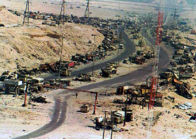 در یک حمله کوتاه کشورهای غرب به کاروان نظامی صدام در راه کویت - ٰعراق، شاهد از بین رفتن تجهیزات نظامی و کشتار بیشمار ارتش عراق هستیم.