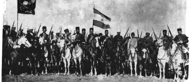 در این فرتور، سردار اسعد بختیاری با پرچم سه رنگ ایران، در میان شجاعان و دلاوران جنبش مشروطیت دیده می شود.