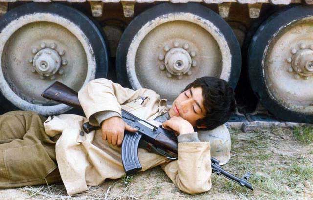 نوجوانی با کلاشینکف در جنگ عراق. آیا چند تن از هزاران نوجوان مانند این  از کشتارگاه خمینی جان سالم در بردند؟ 