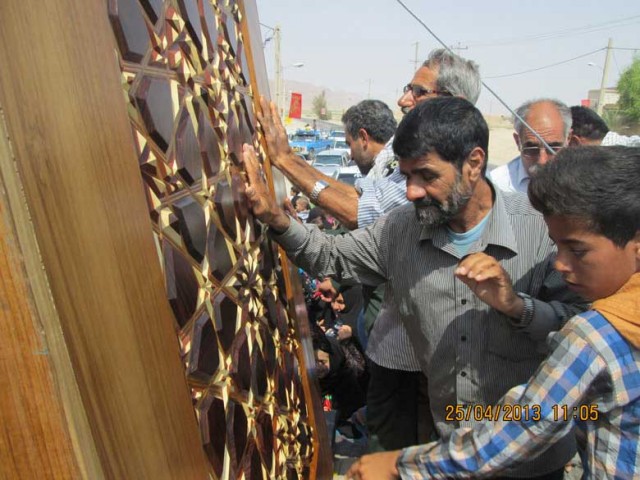 فرتور استقبال مردم بت پرست ایران را از یک "درب " نشان می دهد! با این فرهنگ خرافی کسی مانند خمینی هم زیادمان است.