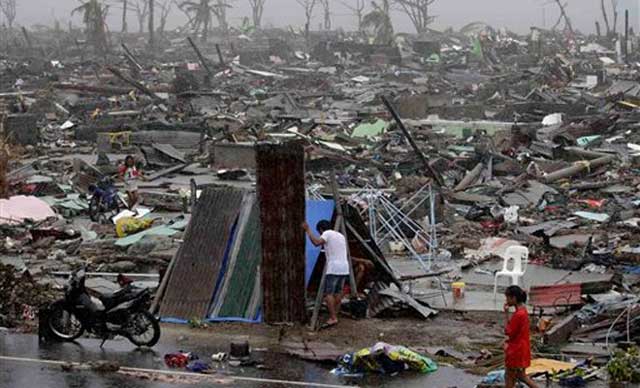 این یک صحنه از ویرانگری توفان دریایی جمعه گذشته در فیلیپین است. مصیبتی که چند میلیون مردم را بی خانمان و سرگردان نموده است.