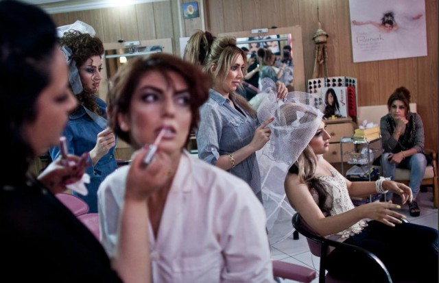 iranian-women-in-a-beauty-and-hair-salon