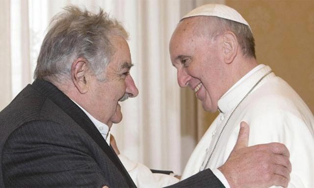 پاپ حتی ناباوران و آنهایی که وجود خدا را انکار می کنند، مورد محبت و دوستی قرار داد و در حقیقت آنان را به رسمیت شناخت در این تصویر رئیس گروه ناباوران اوروگوئه  خوزه موجیکا , Jose Mujica دیده می شود که با پاپ همدیگر رادر آغوش گرفته اند.