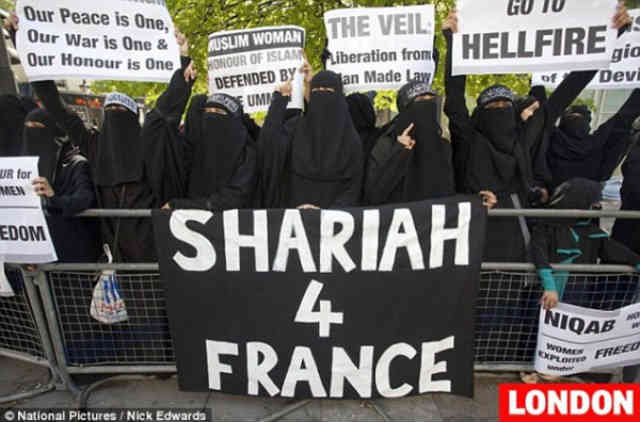 در این فرتور جمعی از خردباختگان مسلمان را می بینید که در پاریس تجمع کرده و خواستار برقراری حکومت اسلامی در فرانسه اند! با اینان چه باید کرد؟