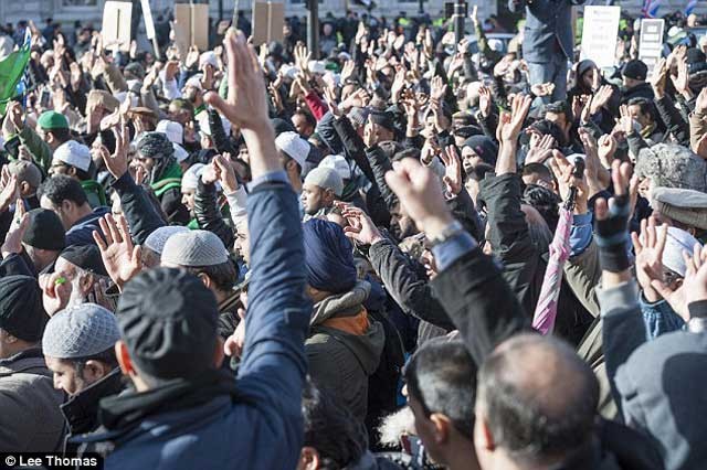 اسلام باختگان در لندن به نفع آدم کشان در پاریس به اعتراض بلند شده، رحمت و مرحمت الهی و اسلامی که همانا آدم کشی است یادآور جهانیان می شوند.